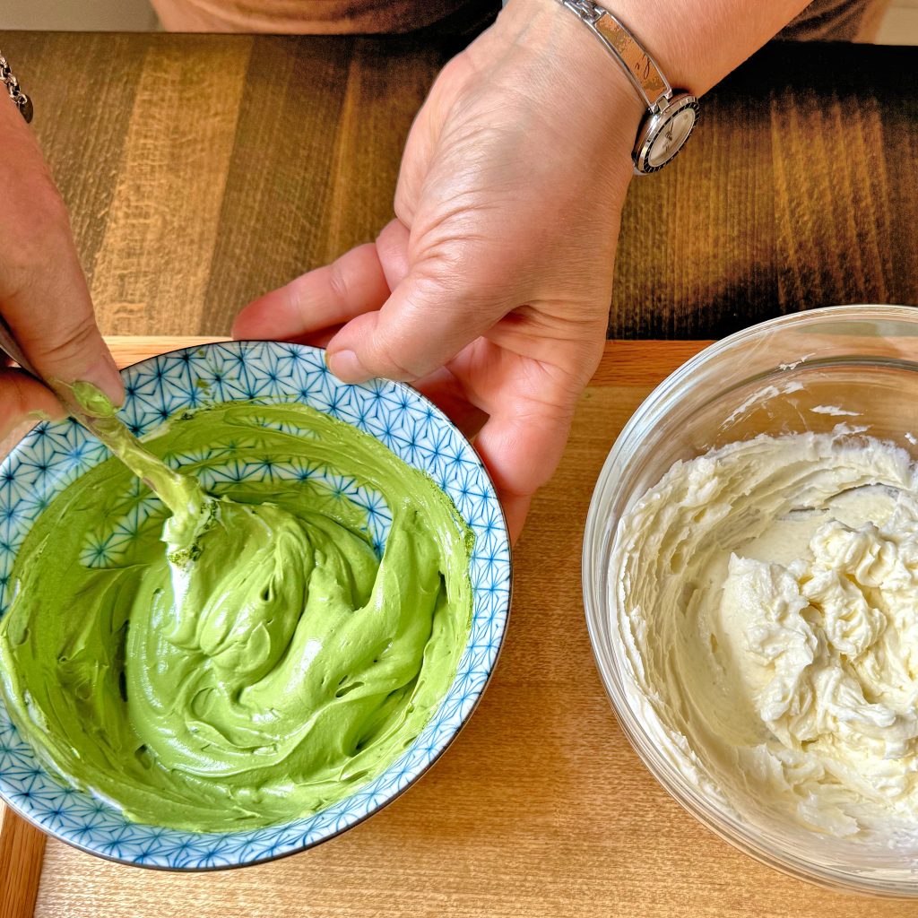 Incorpora quindi la crema al matcha poco alla volta, delicatamente